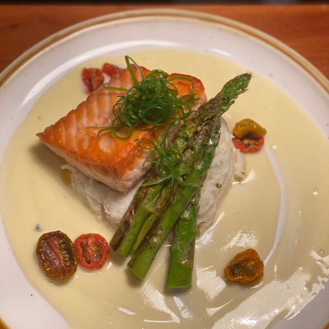 Tonight's Catch of the Day is Pan-seared Salmon with potato mash, asparagus and a lemon butter sauce.
#dinnerideas #specials #catchoftheday🐟